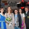 Die Königsfamilie des Schützengaus Würzburg besteht 2017 aus: (von links) Gaukönig Isabell Fella (KKSV Höllrich, 3.), 1. Gauritter Mathias Dörrie (SG Diana Leinach, 6.), 2. Gauritter Stephanie Hofmann (SG Hubertus 1895 Versbach, 2.), Gaujugendkönig Jonas Weller (Schützengilde Eisingen, 4.), 1. Gaujugendritter Luisa Merkert (Schützengilde Gelchsheim, 5.), 2. Gaujugendritter Sara Lechner (Schützengilde Fortuna Röttingen, nicht auf dem Bild), Gaujugendschützemeister Ulrich Ebert (rechts).