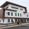 Setzt einen besonderen architektonischen Akzent: Das neue Ärztehaus in der Würzburger Straße in Rottendorf.