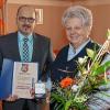 Mit der Bürgermedaille der Stadt Prichsenstadt hat Bürgermeister René Schlehr Rosemarie Biegner aus Järkendorf ausgezeichnet.
