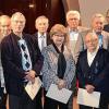 Der Bayerische Lehrer- und Lehrerinnenverband ehrte langjährige Mitglieder. Die Ehrenurkunden überreichten BLLV-Präsidentin Simone Fleischmann (rechts) und BLLV-Kreisvorsitzender Stephan Debes (links).