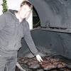 Christian Beiler aus Rieneck mit seinem Grill für große Jungs beim Adventsmarkt in Mittelsinn.