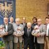 Seit Jahrzehnten stehen sie treu zur „Soli“: Vor Ort nahmen die Ehrung für ihren Einsatz um den Radfahrer- und Tischtennisverein in der Gartenstadt (mit Präsentkörben, von links) Erich Rösch (60 Jahre dabei), Albin Örtel (65) und Karl Müller (65) entgegen. Nicht anwesend sein konnte Werner Bielmeier, ebenfalls seit 65 Jahren im Verein. Es gratulierten (im Hintergrund, von links) der stellvertretende Vorsitzende Benno Müller, Vorsitzender Peter Schmitt, der stellvertretende Vorsitzende Thomas Grießmann, Sportreferent Jürgen Montag und (vorne, zwischen den Jubilaren) der Soli-Ehrenvorsitzende Karl-Heinz Rösch.