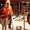 Doris Knahl und Jochen Radermacher inmitten ihrer Gongs und Klangschalen, im Hintergrund warten die Teilnehmerinnen gespannt auf die Töne der Gongs und Klangschalen.