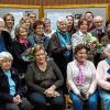 Das Foto zeigt die Arbeitskreisteilnehmer und die Zeitzeugen, an Hand deren Fluchtgeschichten die Thematik dargestellt wurde. Die beiden Damen mit den Blumensträußen sind die Außenstellenleiterinnen der Günterslebener Volkshochschule Erne Odoj und Maria Lorson.