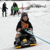 Gut festhalten! Am Seil werden die Wintersportler 120 Meter den Hang hinaufgezogen. Gut festhalten! Am Seil werden die Wintersportler 120 Meter den Hang hinaufgezogen.