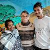Siegfried Priesnitz mit seiner Frau Maryan und seinem jüngsten Sohn Manuel vor seiner selbstbemalten „Somalia-Garage“ in Güntersleben.