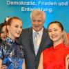 „Es war ein Genuss, traumhaft“, sagte Ministerpräsident Horst Seehofer über die musikalischen Darbietungen von Samira Spiegel (links) und Nina Scheidmantel.