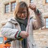Irmtrud Schneyer-Fallenbacher aus Westheim richtet das Lot aus. Welche Schritte bei der Abmarkung eines Grenzpunktes zu beachten sind, lernten 26 neue Siebener bei einer Schulung im Landratsamt und bei praktischen Übungen auf dem Parkdeck am Landratsamt in Haßfurt.