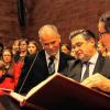Eintrag ins Goldene Buch der Stadt Aschaffenburg (von links): Andreas Unterguggenberger, Oberbürgermeister Klaus Herzog und Helmut Kraft, Vorsitzender des Fördervereins Stiftsmusik.