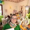 Das Café „Punktlandung“ in der Klingenstraße im Herzen von Heidingsfeld ist ein Schmuckkästchen, ein Ort der Gemütlichkeit. Und dafür sorgt Michaela Becker.  Am Mittwoch hat sie den zweiten Geburtstag ihres kleinen Lokals gefeiert. Früher waren hier eine Drogerie und eine Pizzeria, später mehrere Wirtschaften mit wenig Erfolg. Die neue Wirtin ist keine „Hätzfel-derin“, wie sie sagt, aber „Heidingsfelderin“, weil sie erst 1980 zugezogen ist. Dass sie mit dem Café eine Punktlandung gemacht hat, verdankt sie ihren beiden Töchtern, die schon in Heidingsfeld zur Schule und ins Vereinsleben gegangen sind. Sie haben die Mutter überzeugt, sich mit dem Lokal ihren Lebenstraum zu erfüllen. Geholfen hat ihr dabei vor allem ihr Mann, der als Schreiner ihre Ideen umgesetzt hat. So wurden die Deckenbalken hergerichtet und der Boden neu verlegt und ein neuer Tresen kam dazu, auf dem heute auch einige seiner Kunstwerke aus Holz stehen.  Auffällig im Lokal ist, dass Dekorblumen nur die Decke schmücken, denn die Wände sollten weiß bleiben, weil sie als Ausstellungsfläche dienen. Derzeit sind hier intuitive Malereien von Maya Hartmann aus Gerbrunn zu bewundern. Dass die Mutter von sieben Kindern ihr großes Hobby öffentlich zeigen kann, dafür haben drei ihrer Kinder gesorgt, die der Mutter mit der Ausstellung eine Geburtstagsgeschenk gemacht haben.  Zum Erfolg der „Punktlandung“ tragen wechselnde Ausstellungen und Veranstaltungen bei, vor allem aber die Schaffenskraft und Kreativität der Wirtin. Sie sorgt für abwechslungsreiche Frühstücke, einen kleinen Mittagstisch und zum nachmittäglichen Kaffee für selbst gebackenem Kuchen mit „guter Butter“, wobei sie viele neue Rezepte ausprobiert. Das Café „Punktlandung“, zu dem auch ein kleiner Biergarten gehört, wird auch für viele Familienfeiern genutzt, bei denen sich die Wirtin gerne auf individuelle Wünsche einlässt.  Foto: Herbert Kriener