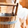 Eimerweise Erfrischung: Rund 30 Millionen Menschen in Deutschland gehen gerne in die Sauna. Vier Millionen davon sogar ein bis zwei Mal in der Woche.THINKSTOCK