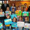 „Freundschaft ist bunt.“ Unter diesem Motto stand der 47. Raiffeisen-Malwettbewerb, wofür die Sieger im Bereich der Raiffeisenbank Fränkisches Weinland mit Sitz in Nordheim gekürt wurden. In der Grundschule Sommerach wurden sie geehrt. Die unterschiedlichsten Motive brachten die Schüler zu Papier – seien es Kinder beim Fußballspielen, beim Schwimmen oder Wandern, heißt es in der Mitteilung an die Presse. Am Ende musste die Jury aus über 80 Kunstwerken die Sieger bestimmen. Neben Vertretern der Schule und der Raiffeisenbank nahmen auch die Bürgermeister Elmar Henke aus Sommerach (rechts hinten) und Guido Braun aus Nordheim (hinten, Dritter von rechts) die Bilder in Augenschein. Klassensieger wurden Katharina Beck (1. Klasse), Franziska Brühl (2. Klasse), Lana Heller (3. Klasse) und Anna Heß (4. Klasse).