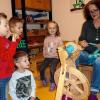 (rt)   Das Thema Schaf beschäftigt die Kinder im Schernauer Kindergarten Sonnenschein momentan. Dazu gehört natürlich auch vieles rund um die Wolle. Gudrun Steinbauer zeigte, wie ein Spinnrad funktioniert und wie aus der Rohwolle Fäden werden. Außerdem haben die Kinder in den vergangenen Tagen Schafe besucht, sie gestreichelt und gefüttert. Und: Im Kindergarten hörten sie Geschichten über die Tiere, sangen Lieder, filzten Schafswolle und testeten Schafskäse, so die Mitteilung des Kindergartens.
