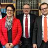 (mia)   Die Rechtsanwaltskanzlei Kunz & Partner in Karlstadt hat 500 Euro an die Karlstadter Tafel gespendet. Das Geld soll nach den Worten von Alida Mungenast, Vorsitzende der Tafel, gezielt eingesetzt werden, um den laufenden Betrieb finanzieren zu können, heißt es in einer Pressemitteilung. „Zum Beispiel müssen wir unser Tafelauto in Stand halten sowie Sorge tragen, dass die Kühlung der Ware sicher gestellt ist.“ Rechtsanwalt Wolfgang Kunz, Seniorpartner der Kanzlei, hatte in seiner Eigenschaft als Gründungsmitglied und aktueller Präsident des Lions Clubs Mittelmain-Karlstadt die Arbeit der Tafel kennengelernt. Die Tafel leiste unbürokratisch und ohne jegliche Reibungsverluste gegenüber bedürftigen Menschen vor Ort Hilfe durch das Einsammeln und Verteilen von Lebensmitteln. Das Bild zeigt von links: Rechtsanwalt Sebastian Kunz, Wolfgang Kunz, Alida Mungenast und Rechtsanwalt Dr. Maximilian Kunz.