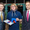 Der aus Unterspiesheim stammende Tobias Zillmer, eingerahmt von Oberbürgermeister Sebastian Remelé und Landrat Florian Töpper, kam beim Gründerpreis der Stadt Schweinfurt auf den ersten Platz.