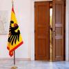 Die Standarte des Bundespräsidenten steht im Schloss Bellevue in Berlin vor dessen Amtszimmer.