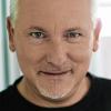(ret)   Kabarettist Matthias Matuschik gastiert mit seinem Programm „Entartete Gunst“ am Samstag, 25. März, um 20 Uhr in der Turnhalle der Volksschule Randersacker.   Matuschik ist ein Radio-Mann: Er begann seine Rundfunk-Karriere 1989 bei Radio Ramasuri in Weiden. Ab April 2007 moderierte er auf WDR 2 eine Personality-Show am Sonntagvormittag, von 2008 an war er in Musiksendungen zu hören. Im Fernsehen moderierte er 2003 auf Pro 7 mit Sonya Kraus die Sendung „Do it yourself-S.O.S“.   Seit nun schon 15 Jahren arbeitet Matuschik für Radio Bayern 3 als Moderator. Als „Matuschke“ fand er mit seiner Abendshow „Matuschke – der andere Abend in Bayern 3“ das Gehör einer breiten Zuhörerschaft. „Matuschke“ wurde zuletzt für den Deutschen Radiopreis in der Kategorie „Bester Moderator“ nominiert. Foto: Konvalin/BR  Vorverkauf: Tourismusinformation Randersacker, Tel. (09 31) 70 53 12; Peter Müller, Tel. (09 31) 7006 29; Ulrich Schmitt, Tel. (09 31) 70 98 55.