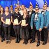(hw)   Der Fastnacht-Verband Franken (FVF), vertreten durch Beiratsmitglied Wolfgang Huskitsch, ehrte verdiente Narren des Erlenbacher Carnevalvereins (ECV). Huskitsch würdigte den Werdegang der Geehrten und beschrieb unterhaltsam ihr närrisches Wirken, teilweise schon über Jahrzehnte. Den Verbandsorden erhielten Max Diener, Tina Dworschak und Laura Schneider. Die Ehrennadel in Gold ging an Liane Pfeifer-Hauk und Melanie Salomon. Mit dem Verdienstorden des FVF ausgezeichnet wurden Katharina Hudalla und Edgar Eyrich. Unser Bild zeigt die Geehrten, eingerahmt von Gardemädchen, zusammen mit der Führungsriege des ECV: (von links) Tina Dworschak, Max Diener, Laura Schneider, Melanie Salomon, Prinzessin Daniela, Liane Pfeifer-Hauk, Prinz Olaf, Edgar Eyrich, Katharina Hudalla, Wolfgang Huskitsch, ECV-Präsident Julian Kerscher und Sitzungspräsident Thomas Heilig.Foto: H. Watzka
