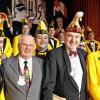 (rsf)   „Er hat sich vor keiner Aufgabe gedrückt“, stellte Bernhardt Schlereth in seiner Laudatio für Wolfgang Schubert fest. Der Präsident des Fastnachtsverbands Franken überreichte dem langjährigen Aktiven der Gochsheimer Zwiefl-Elf im Rahmen der Prunksitzung den Till von Franken in Gold. Schlereth betonte die Besonderheit der Auszeichnung, da der goldene Till von Franken in der 60-jährigen Geschichte des Fränkischen Fastnachtverbandes erst zum 84. Mal vergeben werde. Schubert habe als Büttenredner, Sitzungspräsident und Vorsitzender den Verein wesentlich mitgetragen. Von der Ehrung völlig überrascht hörte man von dem Tausendsassa der Gochsheimer Fastnacht, der um launige Worte nie verlegen ist, nur: „Ich bin sprachlos.“ Mit im Gepäck hatte Bernhard Schlereth noch eine Urkunde für die Zwiefl-Elf, die in dieser Session ihr närrisches Jubiläum „5 mal 11“, das 55-jährigen Bestehen, feiern konnte. Unser Foto zeigt (von rechts) den mit dem goldenen Till geschmückten Wolfgang Schubert, Bernhard Schlereth, den Präsidenten des Fastnachtverbandes Franken, Sitzungspräsident Michael Eusemann, Heinz Voit und Sitzungspräsident Alexander Rudloff.