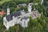 ARCHIV - Besuchergruppen stehen im Innenhof von Schloss Neuschwanstein nahe dem schwäbischen Füssen am 07.09.2010. Die Königsschlösser im kleinen Ort Hohenschwangau im Ostallgäu locken jedes Jahr Millionen Besucher an.