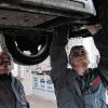 Bei Auto-Service Wagner stehen Richard Wagner (links) und seinem Mitarbeiter Andreas Golling drei Hebebühnen zur Verfügung.