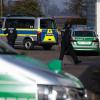 Polizisten vor einem Wohnhaus in Pliening in Bayern.
