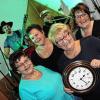 Bei Inge in der Rhönlust gehen die Uhren seit 25 Jahren anders, von links Erika, Alex, Inge und Karin. Im Hintergrund die Musiker Andi und Manni.