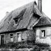 So könnte das Gerolzhöfer Siechenhaus ausgesehen haben: Vor den Toren der Stadt Zeil am Main stand Jahrhunderte lang ein Siechenhaus, das später als Armenhaus diente. Im Anbau (rechts) soll sich ein kleiner Hausaltar befunden haben, vor dem die armen Leute für das Seelenheil ihrer Wohltäter beteten.
