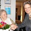 aus Dettelbach feierte am Freitag 85. Geburtstag. Unter den Gratulanten befand sich Sohn Thomas und dessen Ehefrau Eva-Maria, drei Enkel sowie Bürgermeisterin Christine Konrad (Bild). Die Seniorenchefin des Franziskaner Hotels blickt auf ein bewegtes und arbeitsreiches Leben zurück. Als Tochter der Landwirtseheleute Georg und Paula Schmitt erblickte sie in Gänheim, heute ein Ortsteil von Arnstein, das Licht der Welt.   Bereits mit zwölf Jahren musste sie ihre Mutter pflegen. Hinzu kam die vielfältige Arbeit in der Landwirtschaft. Nach dem Tod der Mutter wurde Lydia Dauenhauer zum Mittelpunkt der Familie. Nicht zuletzt durch ihren Onkel Ludwig, der in Dettelbach ein Café und eine Konditorei betrieb, hatte sie schon in ihrer Jugend einen Bezug zu ihrer späteren Arbeit. 1962 heiratete sie den Konditor- und Bäckermeister Oskar Dauenhauer in der Wallfahrtskirche in Dettelbach.  Von Schicksalsschlägen blieb Lydia Dauenhauer nicht verschont. Neben ihrer Mutter starben auch Ehemann Oskar und Sohn Peter frühzeitig. 29 Jahre stand sie im Café Kehl in Dettelbach mit in der Verantwortung. Schließlich erwarb das Ehepaar Lydia und Oskar Dauenhauer eine alte Gaststätte in Dettelbach und schuf das heutige Akzent-Hotel Franziskaner. Hier ist die bescheidene Jubilarin wichtige Ansprechpartnerin.   „Sie ist die gute Seele des Hauses“, betont Sohn Thomas, der noch drei weitere Unternehmen betreibt. Seine Mutter ist am Abend oft die letzte Mitarbeiterin, die den Betrieb verlässt. „Solange ich gesund bin, möchte ich meine Arbeit fortführen“, berichtet die Jubilarin. Sie hält seit vielen Jahren dem Katholischen Frauenbund die Treue. Die Frage nach ihrer Gesundheit im Alter ist schnell beantwortet: „Arbeiten und danach leben.“ Foto: WALTER BRAUN