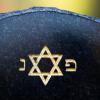 Ein Grabstein mit Davidstern steht am 01.11.2015 auf dem Jüdischen Friedhof neben dem Evangelischen Friedhof in Wuppertal (Nordrhein-Westfalen). Auf einem grünen Hügel in Wuppertal soll der erste muslimische Friedhof Deutschlands entstehen. Einen evangelischen und jüdischen Friedhof gibt es dort schon. Foto: Rolf Vennenbernd/dpa (zu dpa-KORR: "Premiere in Wuppertal - Friedhöfe für drei Religionen nebeneinander" vom 19.11.2015) +++(c) dpa - Bildfunk+++ Ein Grabstein mit Davidstern steht am 01.11.2015 auf dem Jüdischen Friedhof neben dem Evangelischen Friedhof in Wuppertal (Nordrhein-Westfalen). Auf einem grünen Hügel in Wuppertal soll der erste muslimische Friedhof Deutschlands entstehen. Einen evangelischen und jüdischen Friedhof gibt es dort schon. Foto: Rolf Vennenbernd/dpa (zu dpa-KORR: "Premiere in Wuppertal - Friedhöfe für drei Religionen nebeneinander" vom 19.11.2015) +++(c) dpa - Bildfunk+++