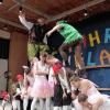 Hoch hinaus: Piraten um Käpt'n Hook und Ballerinas um Peter Pan zeigen Kämpfe auf der Bühne der Dorffastnacht in Fahr und glänzten mit ihrer Schau.