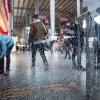 ARCHIV - Die Eingangshalle vom Hauptbahnhof in München (Bayern) ist am 22.02.2017 durch eine zersplitterte Glasscheibe zu sehen. Die Schäden sind nicht immer groß, doch sie kosten bayerische Städte jährlich mehrere Tausend Euro: zerschlagene Glasscheiben, Schmierereien und beschädigte Fahrkartenautomaten an Haltestellen. (zu dpa «Städte in Bayern ärgern sich über Vandalismus an Haltestellen» vom 26.02.2017) Foto: Matthias Balk/dpa +++(c) dpa - Bildfunk+++