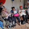 Sieben Seniorinnen und ein Senior erzählten in einem Sketch in der Seniorenresidenz Liane von der guten alten Zeit, als Vieles für sie noch nicht so schwierig war wie heute. Unterstützt wurde die Gruppe von den Pflegekräften Anja Emini (links) und Karin Kirchner (rechts).