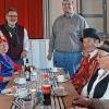 Vergnügt feiern der SPD-Ortsvereinsvorsitzende Dominik Hetzer (hinten rechts) und sein Stellvertreter Hans-Karl Karches (hinten links) mit den Senioren des Dorfes „Kleinrinderfelder Karneval“.