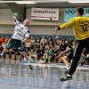 Manuel Feitz (beim Wurf aufs Tor von Nicolas Kob) war im Pokalspiel gegen die SG Muggensturm/Kuppenheim der herausragende Akteur bei den Bayernliga-Handballern der DJK Waldbüttelbrunn.