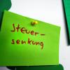 Ein Zettel mit der Aufschrift „Steuersenkung“ – gesehen an einer Pinnwand auf einem Flur im sächsischen Landtag in Dresden.