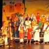(hb)   Der Musicalchor „Junge Stimmen“ führt am 12. März, um 17 Uhr, das Musical „Israel in Ägypten“ in der Stadthalle Haßfurt auf. Grundlage des Kindermusicals von Thomas Riegler ist der  biblische Bericht von der Befreiung der Israeliten aus der ägyptischen Sklaverei durch Mose. Mose ist dazu berufen, das Volk aus der Sklaverei zu führen. Der Pharao will es aber nicht ziehen lassen, worauf Gott die Ägypter mit zehn grausamen Plagen bestraft: Er verwandelt Wasser in Blut, schickt Frösche, Stechmücken, Viehpest, Hagel, Heuschrecken, Finsternis… Die spannende Geschichte verdeutlicht, dass Menschen anderer Rasse, Hautfarbe oder Religion niemals unterdrückt oder diffamiert werden dürfen. Dabei hat Thomas Riegler das ernste Thema in freche Songs und eine mitreißende, zeitgemäße Musik gekleidet, die Elemente aus Gospel, Boogie und Pop-Balladen enthält und vom Chor und den Solisten und einer Begleitband aus Violine, Posaune, Klavier und Schlagzeug mit Begeisterung musiziert wird. Der Unterstufenchor in Haßfurt am Regiomontanus-Gymnasium tritt als „Musicalchor junge Stimmen“ auf. Die Musicals finden in der Stadthalle Haßfurt statt und sind technisch aufwändig ausgestattet, von Kostümen und Requisiten bis hin zur Sound- und Lichtanlage. Der Chor wird von Matthias Göttemann als Gemeinschaftsprojekt zwischen dem evang. – lutherischen Dekanat Rügheim und dem RMG geleitet. Karten unter http://www.kirchenmusik-hassberge.de/konzertkarten.html auf allen Plätzen: acht Euro / Schüler und Studenten fünf Euro / Kinder unter sechs Jahren drei Euro. Abendkasse zwei Euro Aufschlag.