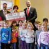 (ank)   Die Sparkasse Mainfranken übergab eine Spende an den Kindergarten Böttigheim für neue Spielmaterialien. Jürgen Wittstadt, Geschäftsstellenleiter vom Verbund der Sparkassen Neubrunn, Helmstadt, Remlingen und Uettingen (hinten rechts), überreichte an Bürgermeister Heiko Menig (hinten links) und die Leiterin des Kindergartens, Heike Förter-Ippisch (Mitte), einen Scheck von 1000 Euro. Der Summe stammt aus dem Reinerlös des Angebots „PS-Sparen und Gewinnen“ der bayerischen Sparkassen. Die Kinder und die Erzieherinnen (im Bild ganz links Petra Schwarz) freuten sich über die tolle Überraschung und stellten sich einem Erinnerungsfoto.