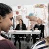 (as)   Die Ausstellung „Waldwasen durchlöchert“ von Bettina van Haaren ist in der großen Halle der Kunsthalle noch bis Sonntag, 12. März zu sehen. Sie erfreute sich bisher großer Beliebtheit beim Publikum, auch wegen des Begleitprogramms. Vor rund 50 Besuchern gab es zuletzt eine Lesung und Künstlergespräch mit Alfred Gulden und Bettina van Haaren, die drei Bücher – „Atem“, „Siebenschmerzen“ und „TotenRoteln“ – zusammen gestalteten. Die Lesung bestreitet Gulden (Schriftsteller, Filmer und Musiker) allein. Bettina van Haaren (Künstlerin und Professorin an der TU Dortmund) lächelt abwartend dazu. Gulden, Jahrgang 1944, ähnelt Mick Jagger. Sein Gesicht erzählt Bände, seine blonde Mähne versprüht Unangepasstheit, seine Stimme ist raumeinnehmend. In den „Atem“-Gedichten gibt der Tod die Grundmelodie vor. Er artikuliert sehr gut, liest schnell. Kurze Erklärungen lässt er nebenbei mit einfließen. Sein Lohn: Höchste Konzentration im Publikum. In den „Siebenschmerzen“-Gedichten zitiert er manchmal Sätze aus Kinderreimen oder Kirchenliedern, fragmentiert sie, setzt sie neu zusammen, schafft Kurzfilme im Kopf. Als man sich zum ersten Mal traf, „war ich entsetzt über Bettinas Bilder“, erzählt Gulden schmunzelnd. Heute ist eine tiefe Künstlerfreundschaft entstanden, „wir sind beide Geschichtenerzähler“, sagt van Haaren. Eine Zuhörerin ist begeistert von van Haarens Gemälden, fragt nach einer Interpretation. „Es gibt keine schlüssige Interpretation. Bilden Sie sich ihre eigene Meinung“, so die Künstlerin.