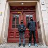 Polizisten stehen vor der Fussilet-Moschee in Berlin-Moabit.