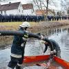 An der Saale stellte die Feuerwehr Willmars ihre mobile Staumauer vor. Sie ist für kleinste Gewässer geeignet, die zum Beispiel nur eine Tiefe von 15 Zentimetern haben.FOTO: Hanns Friedrich