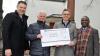 Einen Scheck über 600 Euro für die Kirchenrenovierung in Obervolkach überreichten (von links) Thomas Fuchs und Karlheinz Steinl an Kirchenpfleger Wolfgang Thaler und Pfarrer Gaston Bindele.
