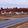 Auf der B 19 im Norden von Bergtheim soll auf Höhe des jetzigen Feldweges ein Kreisel das neue Baugebiet Sommerrain II und das künftige Gewerbegebiet erschließen.