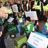 Umweltministerin Ulrike Scharf studiert Protestplakate gegen einen Nationalpark im Spessart. Rund 400 Demonstranten waren zu einem Gesprächstermin vor das Landratsamt in Miltenberg gekommen, darunter auch etliche Kinder mit Spielzeugtraktoren.