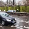 (lsw)   Die Mooswand am Stuttgarter Neckartor nimmt weiter Gestalt an. Am Donnerstag war etwa die Hälfte der 100 Meter langen und gut drei Meter hohen Metallwand mit Moosmatten behängt. „Wir sind absolut im Zeitplan“, sagte eine Sprecherin der Stadt. Bis spätestens Anfang der kommenden Woche soll die gesamte Fläche begrünt sein. Drei bis fünf Mitarbeiter einer Vertikalbegrünungsfirma sind dafür im Einsatz. Das Moos soll der Stadt im Kampf gegen Luftschadstoffe helfen. Es wird unweit der besonders belasteten Kreuzung am Neckartor angebracht. Experten sehen es als erwiesen an, dass Moos belastete Luft reinigen kann.