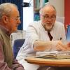 Dr. Edgar Hartung, Leiter des Onkologischen Zentrums, spricht mit einem langjährigen Patienten. Über den Verlauf der Tumorherapie tauschen sie sich regelmäßig aus.
