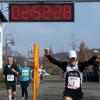 Im Ziel: Am 5. März 2011 bricht Peter Seifert den deutschen Rekord über 50 Kilometer. Zehn Tage später wird der Psychologiestudent auf Lanzarote bei einem Unfall lebensgefährlich verletzt.