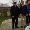 Spender Fritz Wagner (von links) mit Bürgermeister Volker Karb, Künstler Hans-Jürgen Fleck und Bauhofleiter Elmar Weiß.