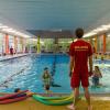 Noch lernen die Kinder im Bad in der Lindleinsmühle schwimmen. Doch die Schwimmstätte ist marode und soll durch ein neues Bad auf dem Gelände der Wolffskeel-Schule ersetzt werden. Nur fehlt für den Neubau nur noch die Zustimmung des Würzburger Stadtrates.