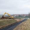 Der Landkreis Schweinfurt baut die Kreisstraße SW42 zwischen Brünnstadt und Frankenwinheim aus. Parallel zur Straße wird durch die Gemeinde zusätzlich ein Radweg errichtet. Seit kurzem ist die Straße gesperrt, die Asphaltdecke ist bereits abgefräst. Im Bereich des Bodendenkmals auf der Anhöhe wird der bestehende Straßenaufbau entfernt, so dass in diesem Bereich Untersuchungen durch eine Fachfirma unternommen werden können. An der Einfahrt zur Staatsstraße 2274 wird die Böschung abgegraben, damit die Streckenführung begradigt werden kann. Die Umleitung erfolgt über Gerolzhofen.   Foto: Stefan Polster